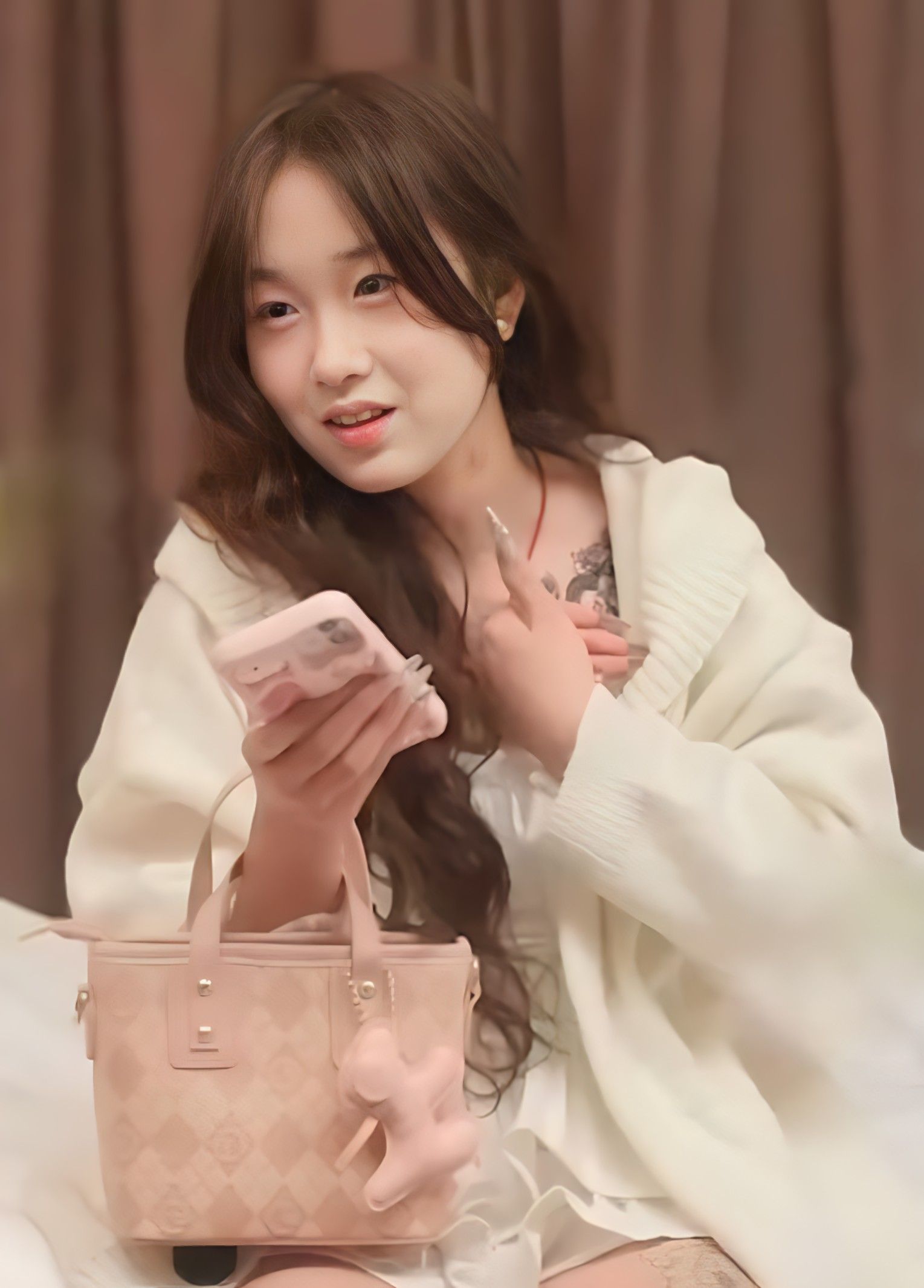 约炮可爱小萝莉，之前是厂妹被闺蜜带下海，刚做了两个礼拜，非常反差，后入搞起来双腿夹紧肉穴变得又紧又吸 HPp